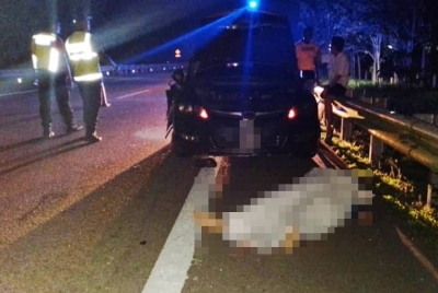 Mangsa disahkan maut di lokasi kemalangan di KM235.6 Lebuhraya Utara Selatan arah utara, Kuala Kangsar pada Selasa. - Foto pembaca