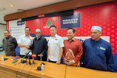 Abdul Hadi (tiga dari kiri) bersalaman dengan Pengerusi Badan Perhubungan Negeri PN Pulau Pinang, Datuk Dr Dominic Lau Hoe Chai selepas sidang media pada Isnin.
