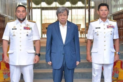 Sultan Selangor (tengah) berkenan menerima menghadap Mohd Reza (kiri) dan Abdul Rahman sempena persaraan beliau di Istana Bukit Kayangan di Shah Alam.