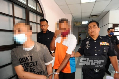 Seorang lelaki warganegara India (tengah) didakwa di Mahkamah Sesyen Johor Bahru pada Selasa atas pertuduhan merogol dan meliwat anak kandungnya berusia tiga tahun.