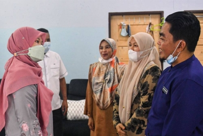 Fadhlina (kiri) beramah mesra bersama Pegawai Perkhidmatan Pendidikan Mohd Syaharuddin Mohd Yusof (kanan) yang menghidap penyakit kanser usus tahap empat sejak tahun 2021 pada Ziarah Cakna di Kampung Paya Datu, Kuala Terengganu pada Selasa. - Foto Bernama