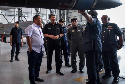 Mohamad (tiga dari kiri) mendengar penerangan daripada Mohd Asghar Khan ketika lawatan kerja ke Markas Operasi Udara dan Pangkalan Tentera Udara Diraja Malaysia Subang, hari ini. Foto Bernama