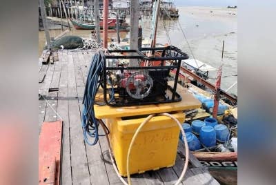 Sebuah jeti tangkapan hasil laut di daerah ini dikesan melakukan sambungan bekalan air secara tidak sah pada Selasa.