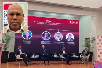 Persidangan berkenaan menampilkan Nurhayati (kanan); Dr Mark Lovatt (kiri); Lam Thye (dua dari kiri) dan Muhammad Mohan (dua dari kanan) dalam forum yang membicarakan mengenai ‘Membina Kekuatan Syarikat Dengan Amalan Integriti’. (Gambar kecil: Mohamad Helmy)