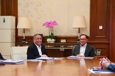 Saarani (kiri) mengadakan pertemuan dengan Anwar di Seri Perdana Putra, Putrajaya menyuarakan pelbagai perkara berkaitan pembangunan dan kebajikan rakyat Perak pada Selasa. FOTO SAARANI MOHAMAD 