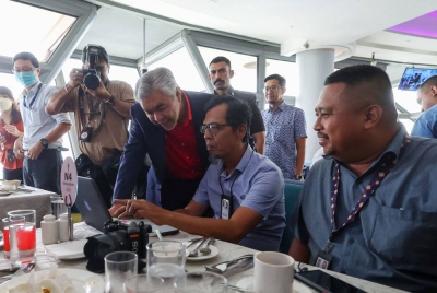 Ahmad Zahid (tiga dari kiri) beramah mesra dengan para pengamal media ketika hadir pada Program Sembang Santai Kementerian Kemajuan Desa dan Wilayah (KKDW) bersama rakan strategik media 2023 hari ini. - Foto Bernama