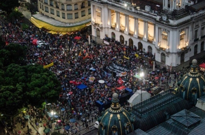 Seramai 14 wartawan dilaporkan diserang semasa membuat liputan mengenai protes yang tercetus di Brazil. - Foto AFP