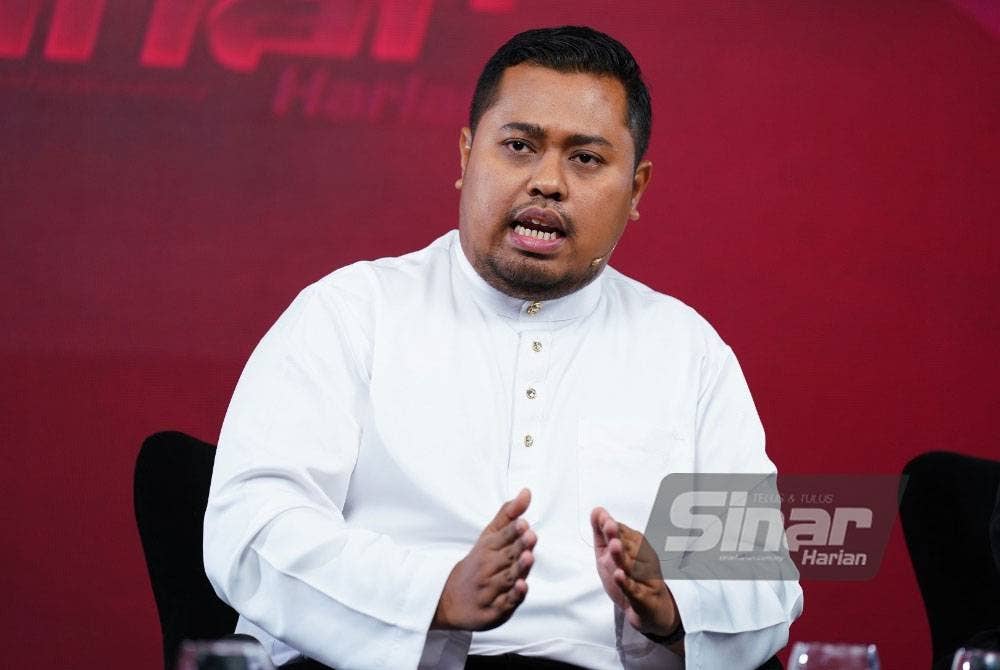 Nazrul ketika menjadi panelis pada program Wacana Sinar Harian siri 378 bertajuk ‘Parti Melayu hilang taring’ yang berlangsung di Kompleks Kumpulan Karangkraf pada Selasa. - FOTO MOHD HALIM ABDUL WAHID