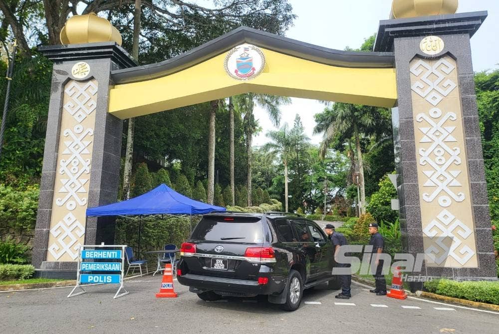 Kawalan pasukan PDRM dilakukan di pintu masuk Istana Seri Kinabalu pada Rabu.