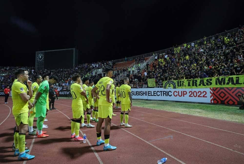 Pemain kebangsaan bersama 'Ultras Malaya' selepas tewas kepada Thailand pada perlawanan separuh akhir kedua AFF Mitsubishi Electric Cup 2022 di Stadium Thammasat, malam Selasa. - Foto: Bernama