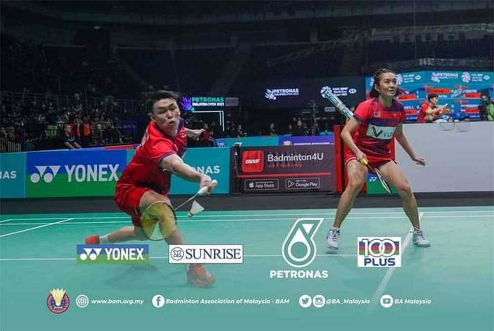 Kian Meng (kiri) dan Pei Jing terpaksa akur tewas kepada Tang Jie dan Ee Wei pada Terbuka Malaysia di Bukit Jalil pada Rabu. - Foto FB BAM