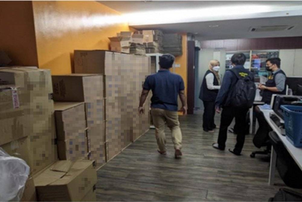 Antara produk-produk kosmetik yang disyaki tidak bernotifikasi yang dirampas di sebuah premis perniagaan di Shah Alam. - Foto ihsan JKNS