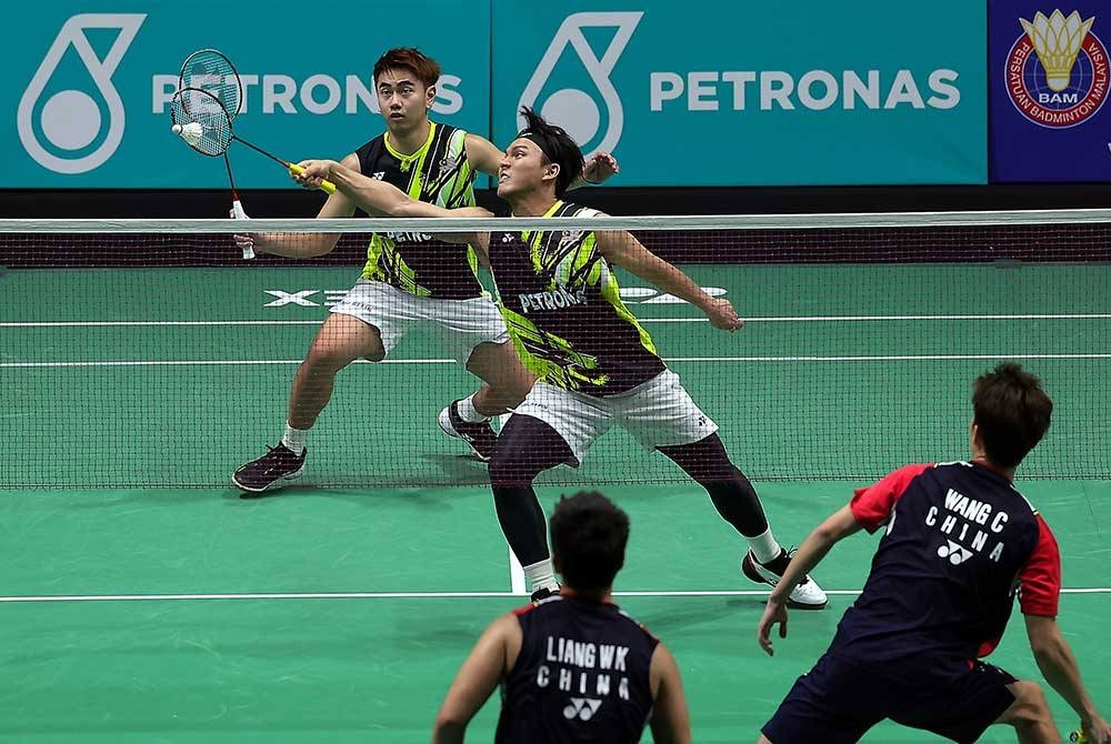 Beregu lelaki negara Goh Sze Fei dan Nur Izzuddin ketika beraksi menentang pemain China Liang Wei Keng dan Wang Chang pada Kejohanan Badminton Petronas Terbuka Malaysia 2023 di Axiata Arena Bukit Jalil hari ini.