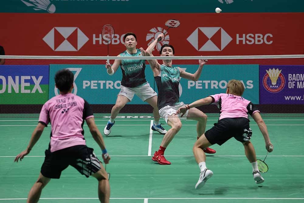 Pemain Beregu Lelaki Negara Aaron Chia dan Soh Wooi Yik ketika beraksi menentang pemain dari Taipei Lee Jhe-Huei dan Yang Po-Hsuan pada Kejohanan Badminton Petronas Terbuka Malaysia 2023 di Axiata Arena Bukit Jalil, hari ini.
Pemain negara berjaya menewaskan dengan mata 16-21, 21-15, 21-16.