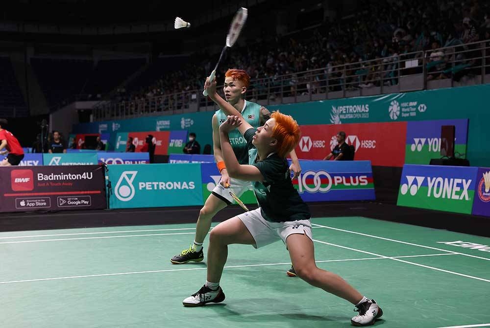 Pemain beregu campuran negara Chen Tang Jie dan Toh Ee Wei ketika menentang pemain senegara Tan Kian Meng dan Lai Pei Jing pada Kejohanan Badminton Petronas Terbuka Malaysia 2023 di Axiata Arena Bukit Jalil, hari ini.
Chen dan Toh berjaya menewaskan lawannya dengan mata 21-15, 21-10.