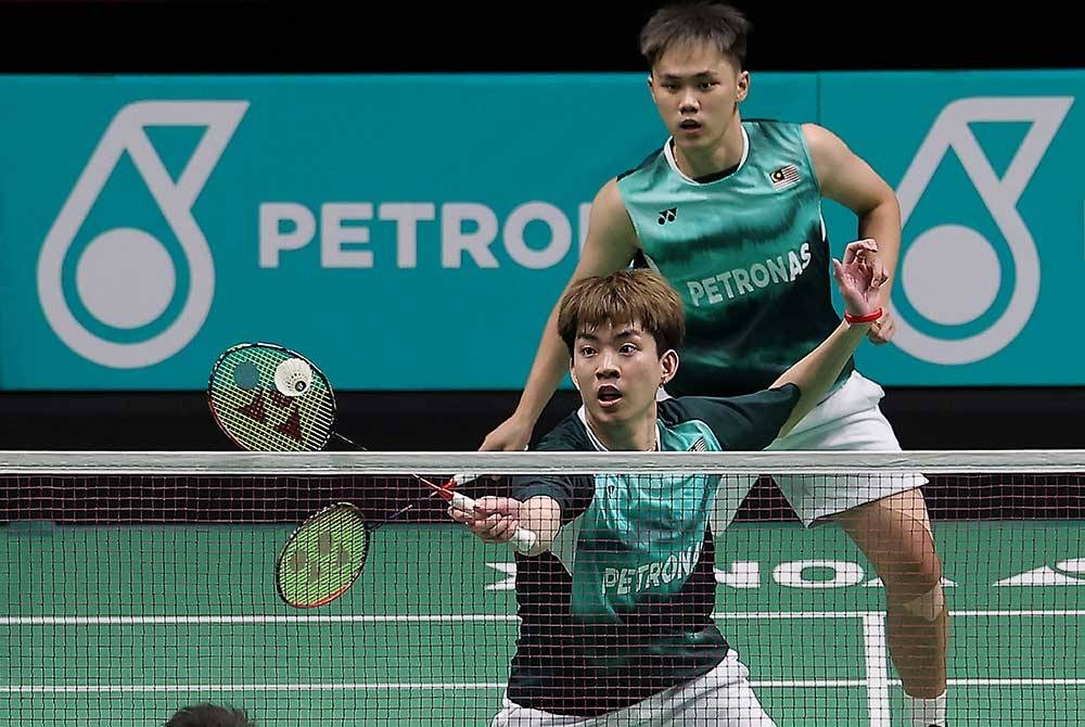 Beregu lelaki negara Man Wei Chong dan Kai Wun Tee beraksi menentang pemain Indonesia Marcus Fernaldi Gideon dan Kevin Sanjaya Sukamuljo pada Kejohanan Badminton Petronas Terbuka Malaysia 2023 di Axiata Arena Bukit Jalil hari ini.