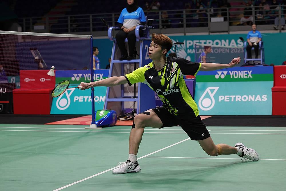Pemain perseorangan Lelaki Negara Ng Tze Yong ketika beraksi menentang pemain dari Ireland Nhat Nguyen pada Kejohanan Badminton Petronas Terbuka Malaysia 2023 di Axiata Arena Bukit Jalil, hari ini.
Pemain negara berjaya menewaskan dengan mata 21-4, 21-10.