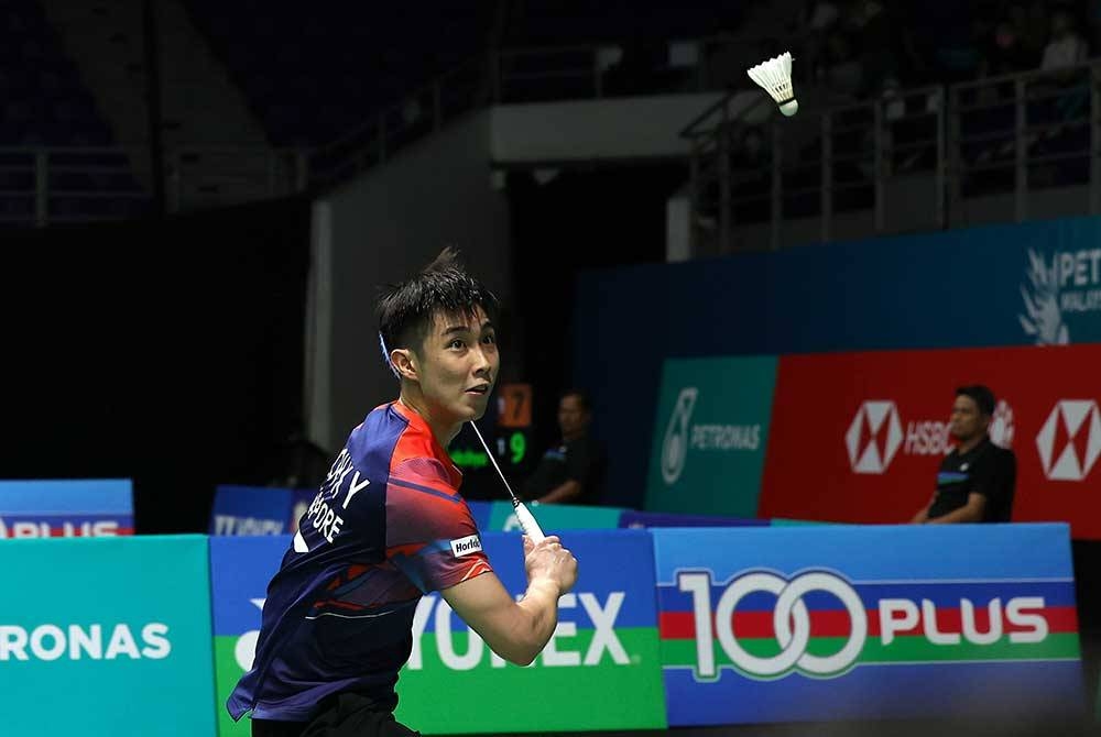 Pemain perseorangan lelaki Singapura Loh Kean Yew ketika menentang pemain China Li Shi Feng pada Kejohanan Badminton Petronas Terbuka Malaysia 2023 di Axiata Arena Bukit Jalil hari ini.
Loh berjaya menewaskan Li dengan mata 21-19, 23-21.