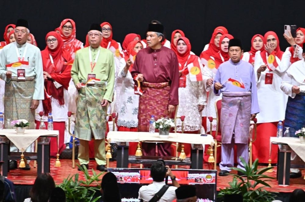Mohamd (depan, tengah) pada Majlis Perasmian Perhimpunan Agung Pergerakan Sayap Wanita, Pemuda dan Puteri UMNO, di Kuala Lumpur pada Rabu.