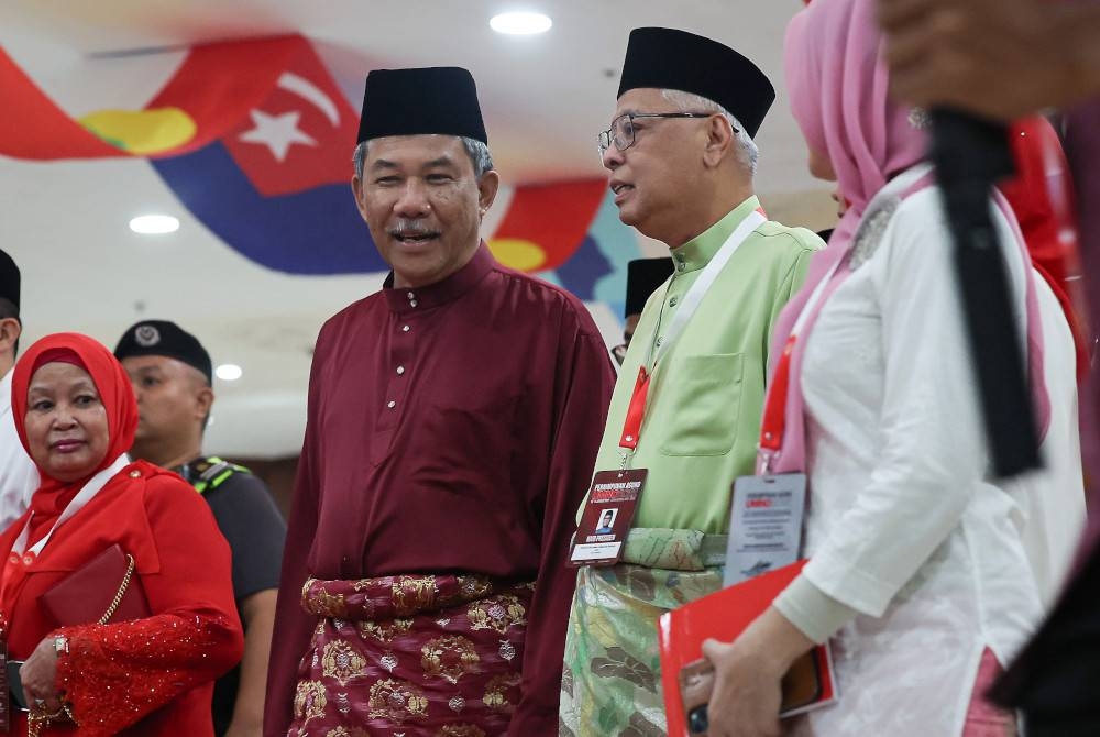 Mohamad (tiga dari kanan) bersama Naib Presiden, Datuk Seri Ismail Sabri Yaakob (dua dari kanan) serta barisan kepimpinan hadir Perasmian Perhimpunan Agung Wanita, Puteri sempena Perhimpunan Agung UMNO 2022 di Pusat Dagangan Dunia Kuala Lumpur malam ini. - Foto Bernama