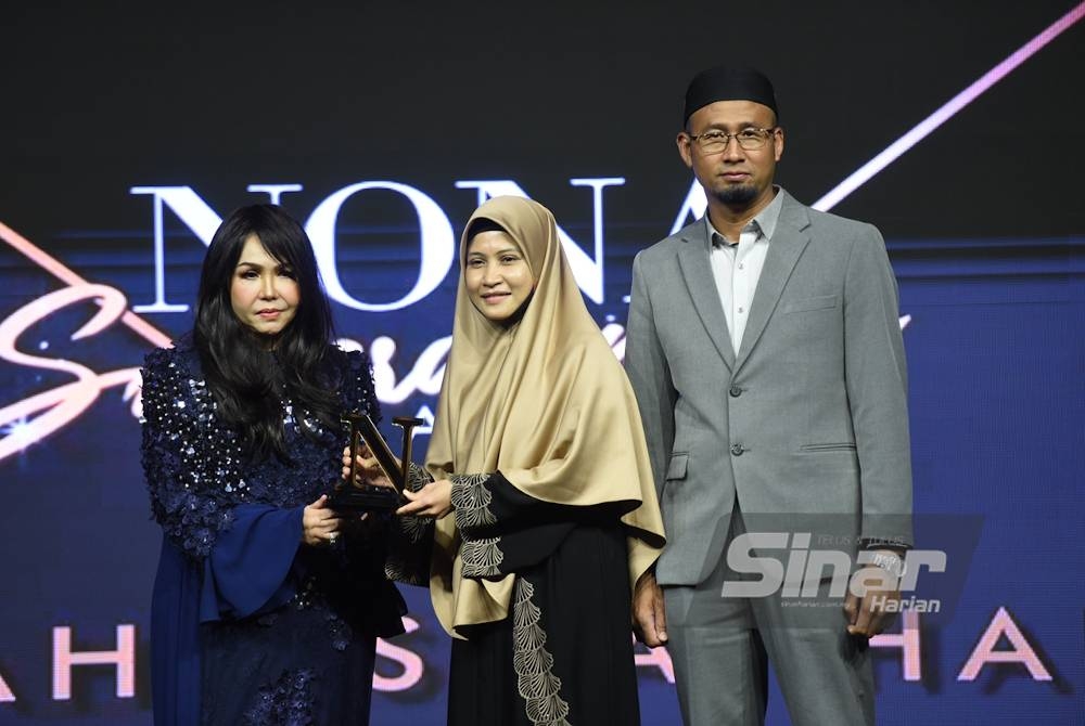 Ustazah Asma' (tengah) memenangi anugerah Nona Motivator Award. - Foto RAFEQ REDZUAN