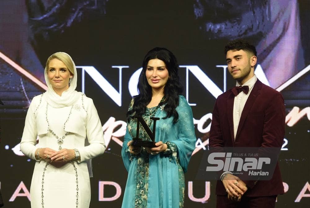 Toh Puan Ragad Kurdi Taib (tengah) menerima anugerah Nona VIP Award. - Foto RAFEQ REDZUAN