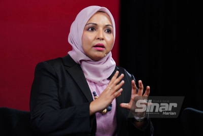 Fadwah ketika menjadi panelis pada program Wacana Sinar Harian siri 378 bertajuk ‘Parti Melayu hilang taring’ yang berlangsung di Kompleks Kumpulan Karangkraf pada Selasa. - FOTO MOHD HALIM ABDUL WAHID