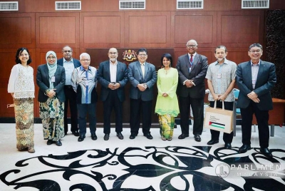 Hussamuddin (empat dari kiri) bergambar kenangan bersama Johari (lima daripada kanan) di Parlimen pada Selasa