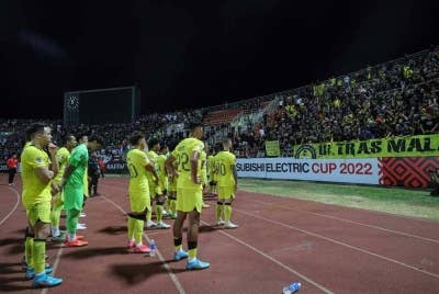 Pemain kebangsaan bersama 'Ultras Malaya' selepas tewas kepada Thailand pada perlawanan separuh akhir kedua AFF Mitsubishi Electric Cup 2022 di Stadium Thammasat, malam Selasa. - Foto: Bernama