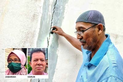 Mansor menunjukkan dinding rumahnya di Kampung Tengkera Pantai Dua mengalami kerosakan teruk didakwa berpunca daripasa projek pembinaan tersebut.