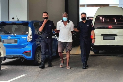 Manoharan (tengah) mengaku bersalah atas pertuduhan khianat selepas kertas pertuduhan dibacakan di hadapan Majistret Mohd Firdaus Saleh.