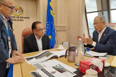 Anwar (tengah) mengadakan perbincangan dengan Mahadi (kanan) pada Rabu. - Foto Facebook Anwar Ibrahim