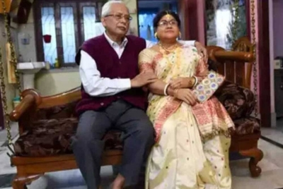 Sandilya (kiri) bersama patung silikon mirip mendiang isterinya. - Foto Agensi