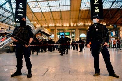 Anggota polis berkawal selepas berlaku serangan bersenjata di stesen kereta api Gare du Nord di Paris. - Foto AFP