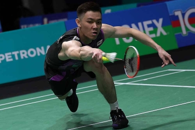  Pemain perseorangan lelaki negara Lee Zii Jia ketika beraksi menentang pemain Jepun Kodai Naraoka pada Kejohanan Badminton Petronas Terbuka Malaysia 2023 di Axiata Arena Bukit Jalil hari ini.