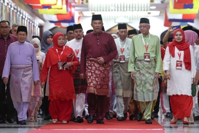 Mohamad (tengah) bersama Naib Presiden, Datuk Seri Ismail Sabri Yaakob (dua dari kanan) serta barisan kepimpinan hadir Perasmian Perhimpunan Agung Wanita, Puteri sempena PAU 2022 di Pusat Dagangan Dunia Kuala Lumpur malam ini. - Foto Bernama