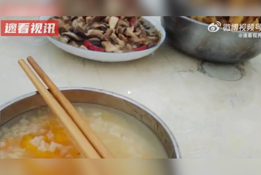 Wanita itu turut berkongsi klip video menu 'tidak mewah' yang kurang disenanginya. - Foto Agensi