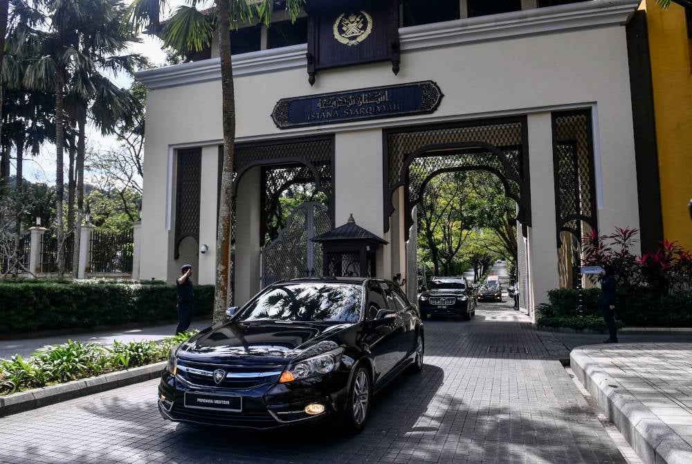 Kenderaan yang membawa Perdana Menteri Datuk Seri Anwar Ibrahim keluar dari Istana Syarqiyyah selepas beliau menghadap Sultan Terengganu Sultan Mizan Zainal Abidin, pada Khamis. - Foto Bernama
