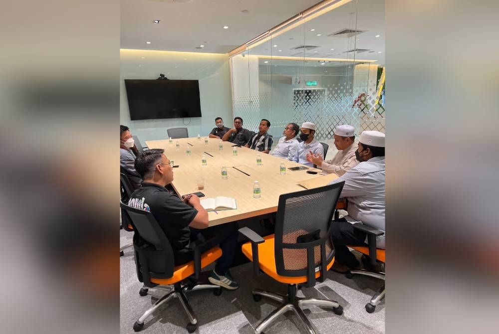 Muhammad Fawwaz (dua dari kanan) mengadakan pertemuan dengan pengurusan sebuah pusat beli-belah bagi membincangkan isu penjualan arak secara terbuka pada Isnin lalu.