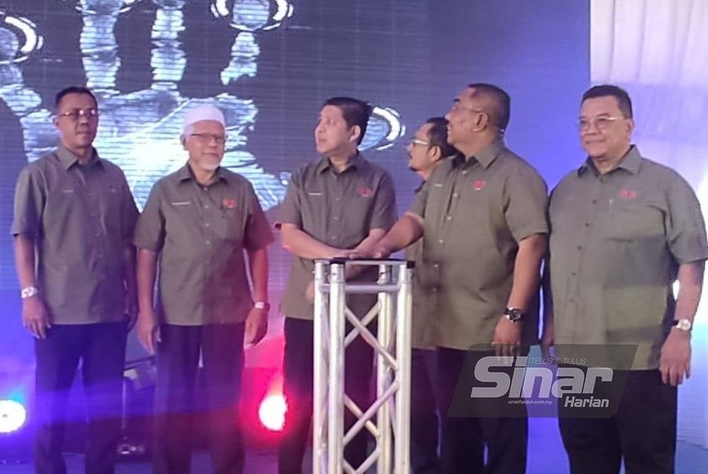 Muhammad Sanusi (tiga dari kanan) merasmikan Majlis Pelancaran Perbandaran Mampu Milik Darulaman Saujana dan Pelan Induk Bandar Darulaman 3.0, di Jitra pada Khamis.