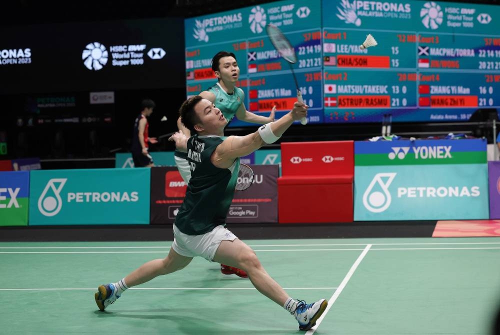 Aksi Aaron dan Wooi Yik pada pusingan kedua Terbuka Malaysia 2023 di Axiata Arena, Bukit Jalil sebentar tadi. - Foto Bernama