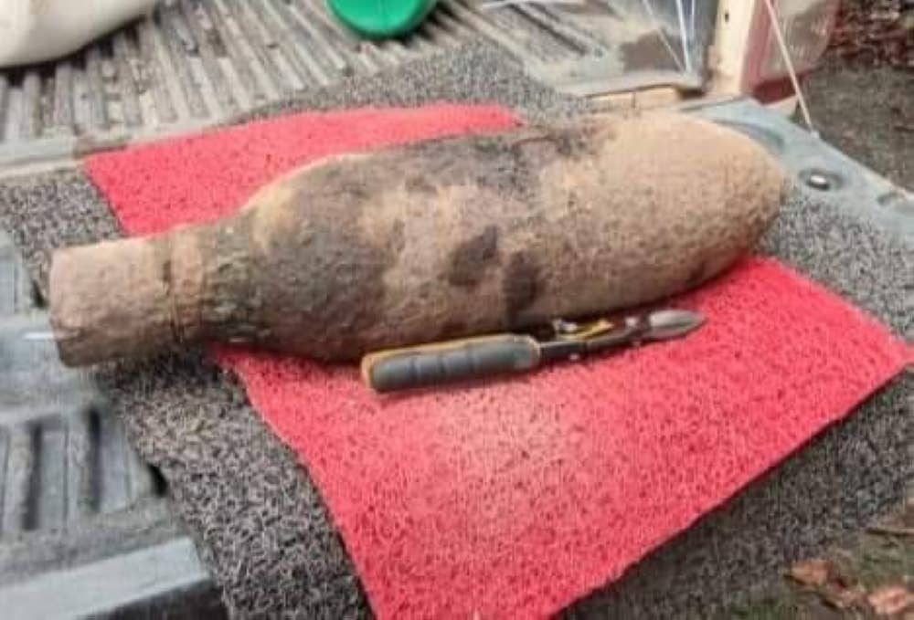 Sebutir bom lama peninggalan Perang Dunia Kedua ditemui di kebun kelapa sawit di Kangkar Baru, Yong Peng. 