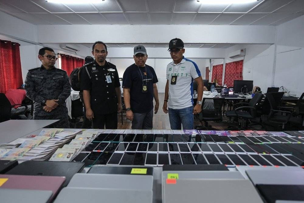 Khairul Dzaimee melihat sebahagian peralatan elektronik yang dirampas. - Foto Bernama