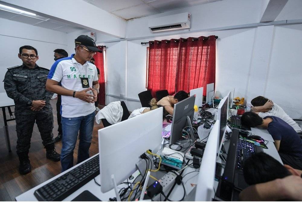 Khairul Dzaimee ketika melakukan serbuan berhubung sindiket penipuan dalam talian di salah sebuah pusat peranginan. - Foto Bernama