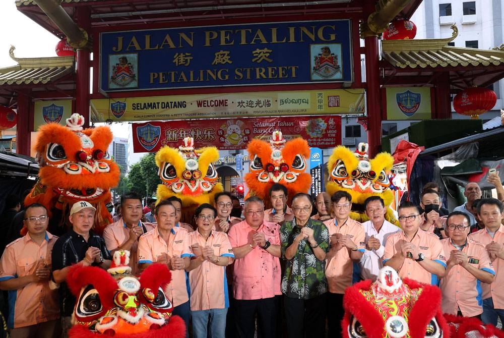 King Sing ketika hadir pada Sambutan Pencahayaan Tahun Baharu Cina 2023 di Jalan Petaling pada Khamis. - Foto Bernama