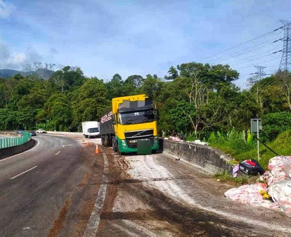 Pemandu dan kelindan treler yang terlibat kemalangan terbabit didapati positif dadah jenis amphetamine. - Foto PDRM
