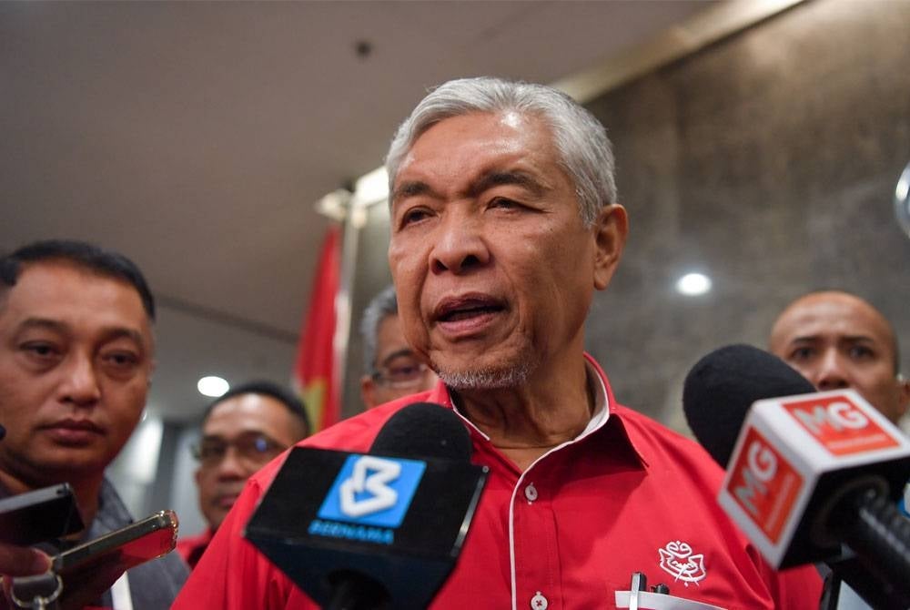 Ahmad Zahid ketika bertemu pengamal media sejurus selesai Mesyuarat Khas MKT UMNO di WTCKL pada Khamis. - Foto Bernama