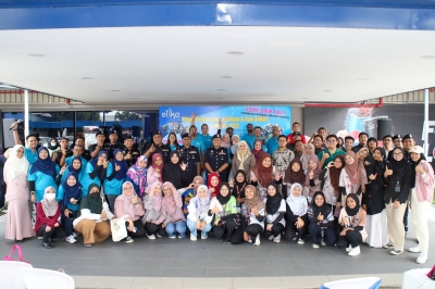 Pasukan Etika bersama komuniti setempat yang terlibat dalam pameran HSE yang diadakan baru-baru ini. 