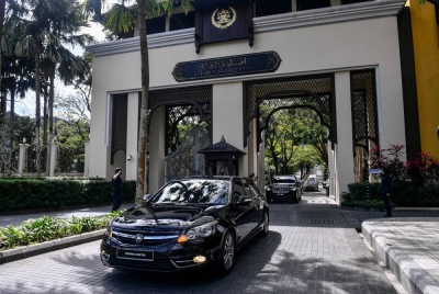Kenderaan yang membawa Perdana Menteri Datuk Seri Anwar Ibrahim keluar dari Istana Syarqiyyah selepas beliau menghadap Sultan Terengganu Sultan Mizan Zainal Abidin, pada Khamis. - Foto Bernama