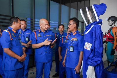 Armizan (tiga dari kiri) berbincang bersama Ketua Pesuruhjaya APM, Aminurrahim Mohamed (kanan) ketika mengadakan lawatan kerja di Ibu Pejabat APM pada Khamis. - Foto Bernama